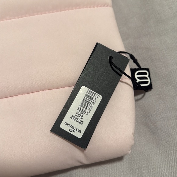 aritzia superpuff laptop sleeve in mochi pink - Picture 2 of 3